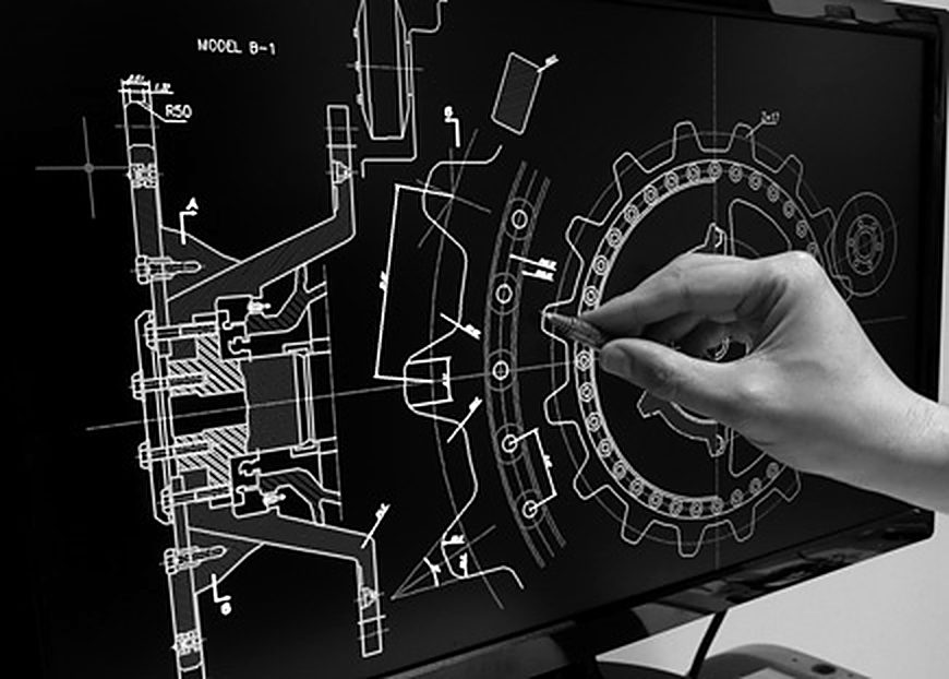 Un tecnico disegna i componenti di un bracciale su uno schermo CAD