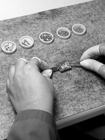 Montaggio di un bracciale a mano