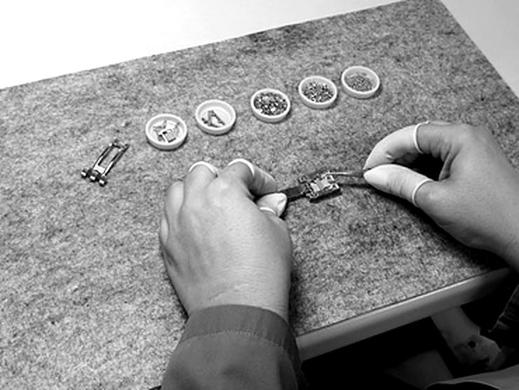 Montaggio di un bracciale a mano
